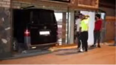 Kontrolden çıkan minibüs ekmek fırınına girdi - BOLU