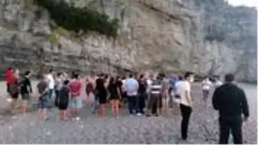Serinlemek için denize giren 8 kişiyi dalgalar kayalıklara sürükledi, jandarma dronlarla aramaya çıktı