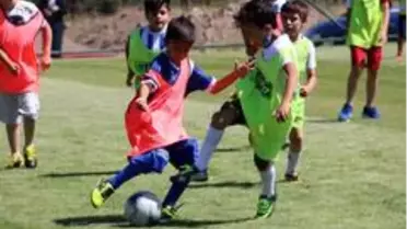 Son Dakika | Futbol seçmelerinde çocuklar sahada, veliler dışarıda terledi