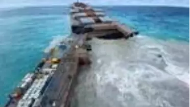 Son Dakika: Mauritius'ta çevre felaketi büyüdü: Karaya oturan tanker ikiye bölündü