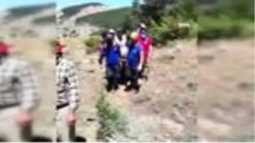 Çay toplamak çıktığı dağda mahsur kalan şahsı ekipler 4 saat boyunca sedyede taşıdı
