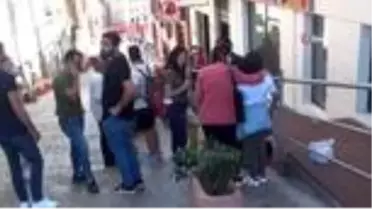 Taksim'de turist kafilesindeki kız çocuğuna araba çarptı