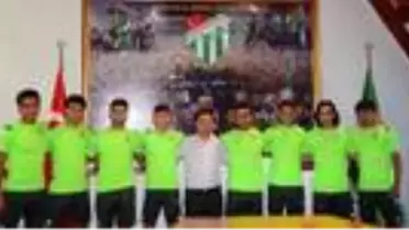 Bursaspor, 8 altyapı oyuncusuyla profesyonel sözleşme imzaladı