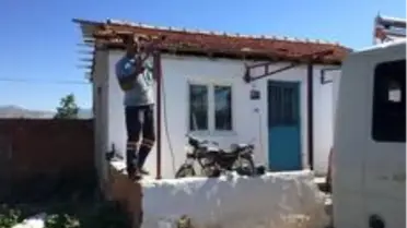 Acarlar'da hortumdan zarar gören evler onarıldı