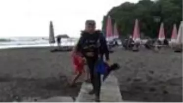 Serinlemek için denize giren genç gözden kayboldu