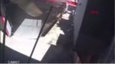 Son dakika gündem: ADANA Kız çocuğunun cep telefonunu çaldı, saklandığı yangın merdiveninde yakalandı