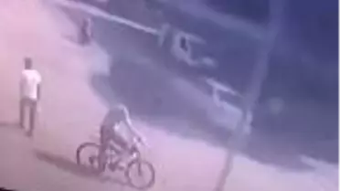 Otomobilin çarptığı motosikletteki 3 kişi, metrelerce savruldu