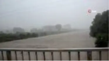 Sağanak dereleri taşırdı, yollara zarar verdi
