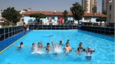 Son dakika haberi... Mersin'de çocuklar okul bahçelerine kurulan portatif havuzlarda yüzme öğreniyor