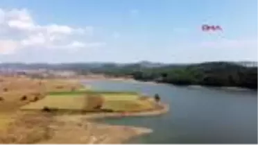 EDİRNE Kısmen kuruyan gölette koyunlar otluyor, vatandaşlar yürüyüş yapıyor