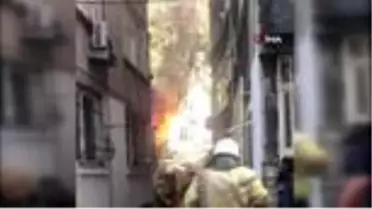 Son dakika haberi | Fatih'te iki katlı bina çıkan yangında küle döndü