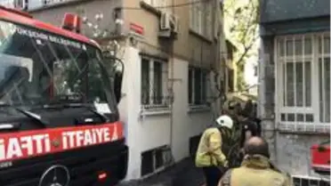 Son dakika haber: Fatih'te iki katlı bina çıkan yangında küle döndü