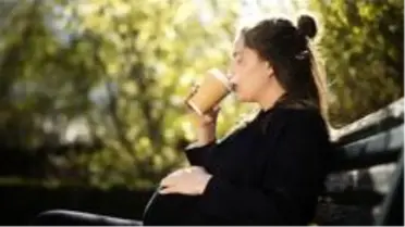 Hamilelikte bir miktar kafein tüketmek 'sorun yaratmaz'
