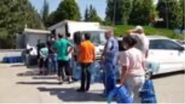 Vatandaş su kuyruğunda