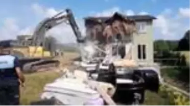 Çatalca'da kaçak yapılar belediye ekiplerince yıkıldı