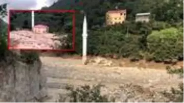 Dere kenarında tek başına kalmış minare ilginç görüntü oluşturdu