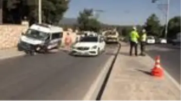 Trafik kazasında 2'si polis 3 kişi yaralandı