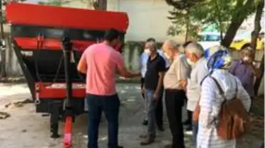 Katı gübre dağıtma makinesi çiftçinin hizmetinde