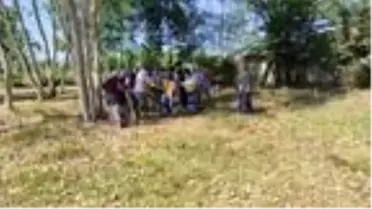 Anız yakarken alevlerin arasında kalan yaşlı adamı çevredekiler kurtardı