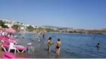 Bodrum'da yüksek nemden bunalanlar sahile akın etti