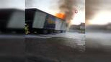 Park halindeki tır alev alev yandı