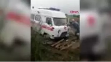 Ambulans çamura saplandı; sağlıkçı hasta için bir kilometre yürüdü