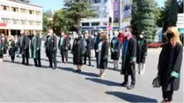 Niğde Barosu Adli yıl açılışı için Atatürk anıtına çelenk koydu