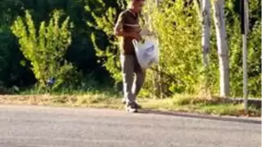 Engelsizlerin attığını engelli genç topluyor
