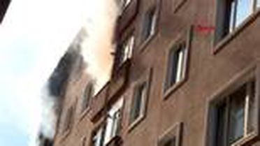 ÜSKÜDAR'DA YANGIN, MAHSUR KALAN YAŞLI ADAMI İTFAİYE KURTARDI