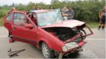 İki otomobilin kafa kafaya çarpıştığı feci kazada 1 kişi öldü, 5 kişi de yaralandı