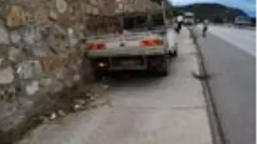 Kaza yapan kamyonetten inenlere otomobil çarptı: 2 ölü