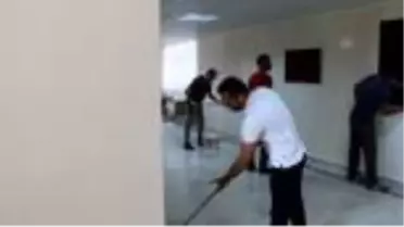 Okul müdürü ve yardımcıları öğrenciler için kolları sıvadı