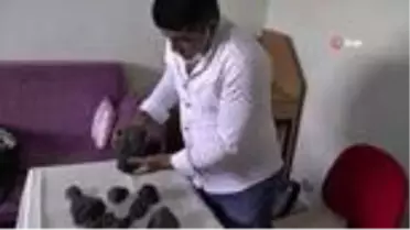 Tarlasında bulduğu taşların incelenmesini istiyor