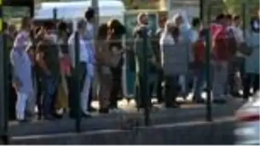 İSTANBUL-ALTUNİZADE METROBÜS DURAĞINDA YOĞUNLUK... VATANDAŞTAN BELEDİYE SEFERLERİ ARTIRSIN ÇAĞRISI
