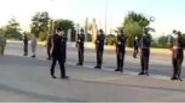 Bakan Akar'dan parkta oynayan çocukların asker selamına karşılık