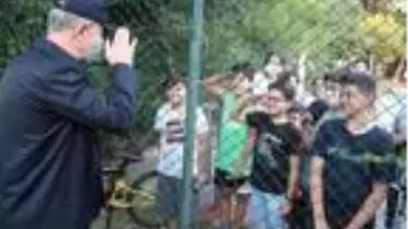 Çocuklardan Bakan Akar'a asker selamı