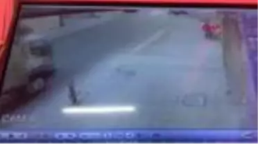 Genç kızın otomobilin altında sürüklendiği anlar güvenlik kamerasında