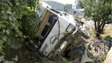 Freni boşalan kamyon bahçeye uçtu: 3 yaralı