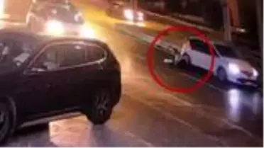 Hareket halindeki araçtan trafiğin ortasına atılan kadın, ezilmekten son anda kurtuldu