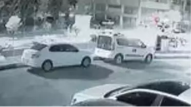 Erkek arkadaşına kızıp seyir halindeki arabadan böyle atladı