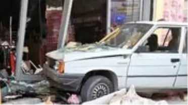 Hızını alamayan otomobil iş yerinin içine daldı; 3 kişi yaralanırken, iki çocuk son anda kurtuldu
