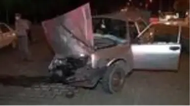 Kontrolden çıkan otomobil refüjü aşıp park halindeki 2 otomobile çarptı