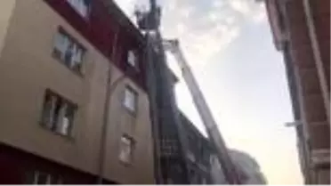 Apartmanın çatısında çıkan yangın söndürüldü