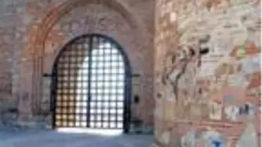 Tarihi kalenin duvarlarına sprey boya ile isim yazdılar