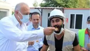 İnşaatta yaptıkları defile ile gündeme gelen inşaat işçilerine Kaymakam ve belediye başkanından...
