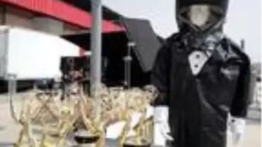 Emmy Ödülleri ödül töreninde sunucular smokin tasarımlı koruyucu kıyafet giyecek