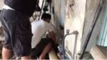 Su borusuna sıkışan yavru köpeği kurtarmak için seferber oldular