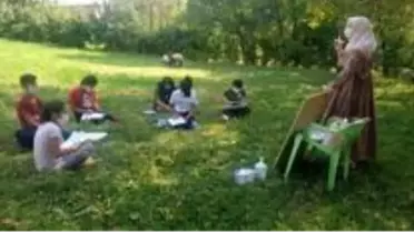 Yeşillikler arasında sosyal mesafeli ders