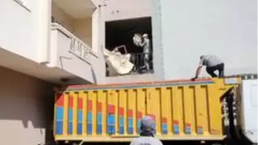 Adana'da bir evden 11 kamyon çöp çıktı