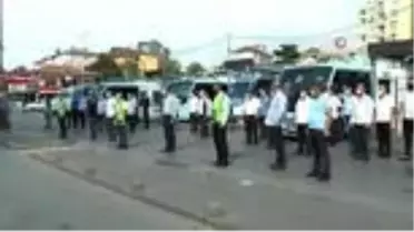 (İSTANBUL)Pendikli minibüsçülerden sağlık çalışanları için saygı duruşu